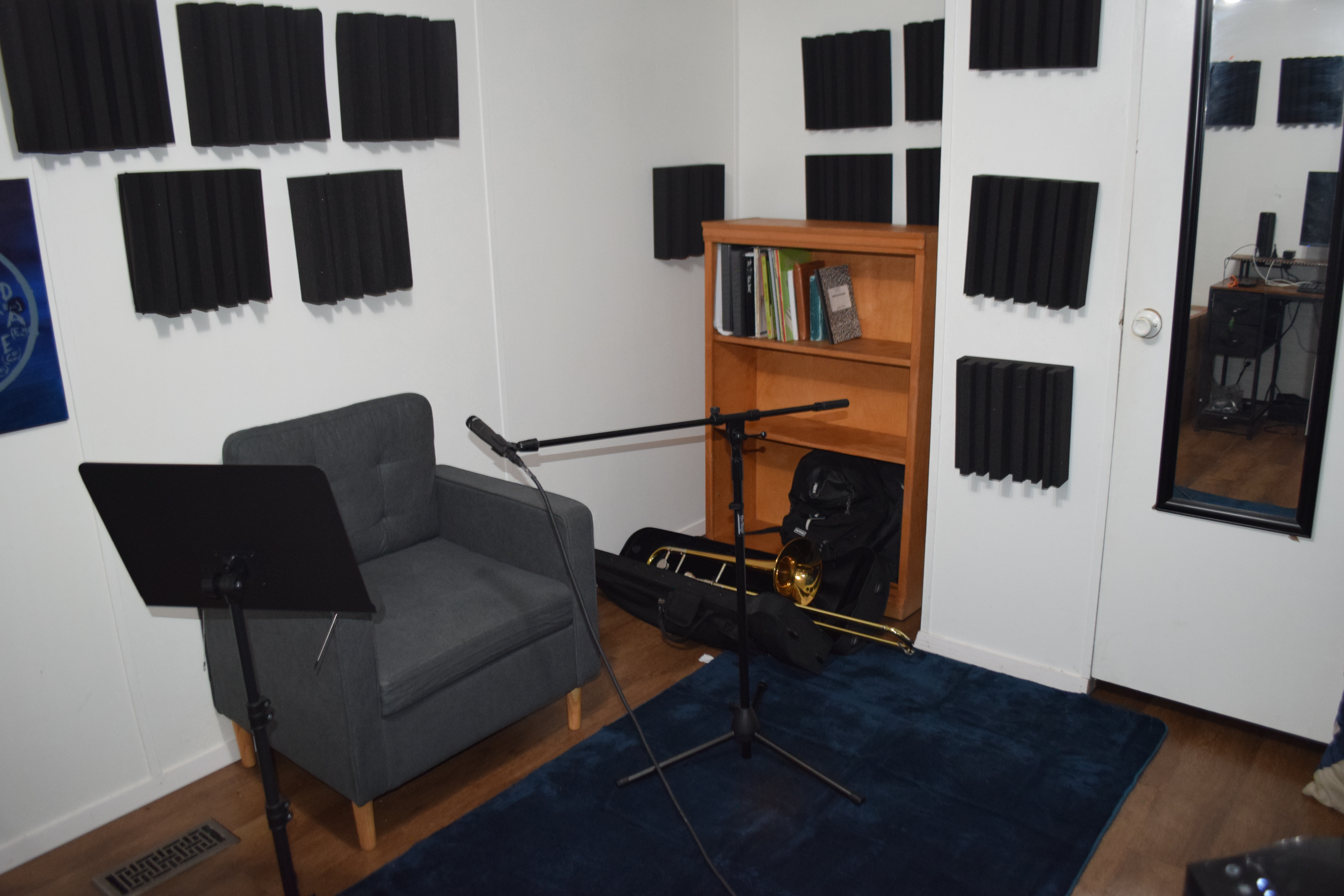 Área de grabación del estudio con micrófonos y trombón